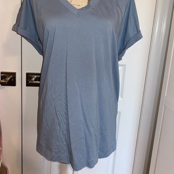 V-Neck rolled sleeve t-shirt - Picture 2 of 3